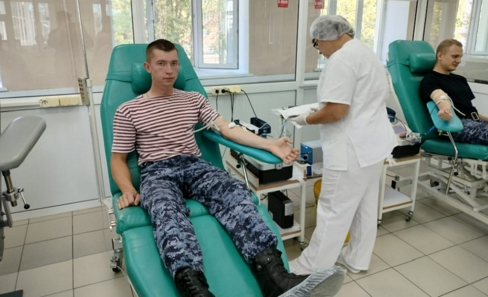 100 литров крови с начала года: омские росгвардейцы регулярно становятся донорами