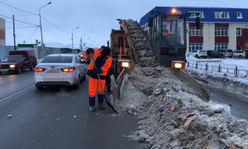 В Омске 30 улиц очистили от снега и наледи