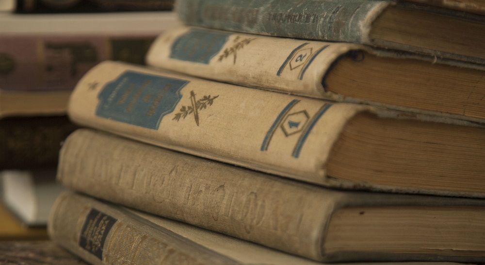 Прокуратура потребовала у омского колледжа прекратить собирать со студентов деньги за учебники 