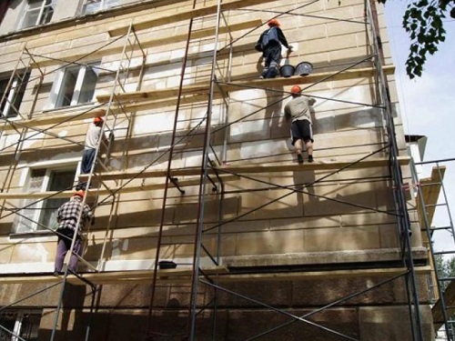 В Омске приступили к ремонту фасадов домов на центральных улицах