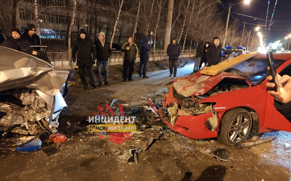 В Омске на Космическом проспекте "Тойота" вылетела на "встречку" и разнесла "Хонду". Погибла женщина