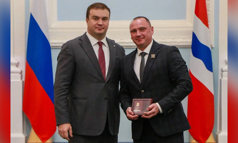 Виталий Хоценко наградил руководителя омской ИТ-компании почётным званием