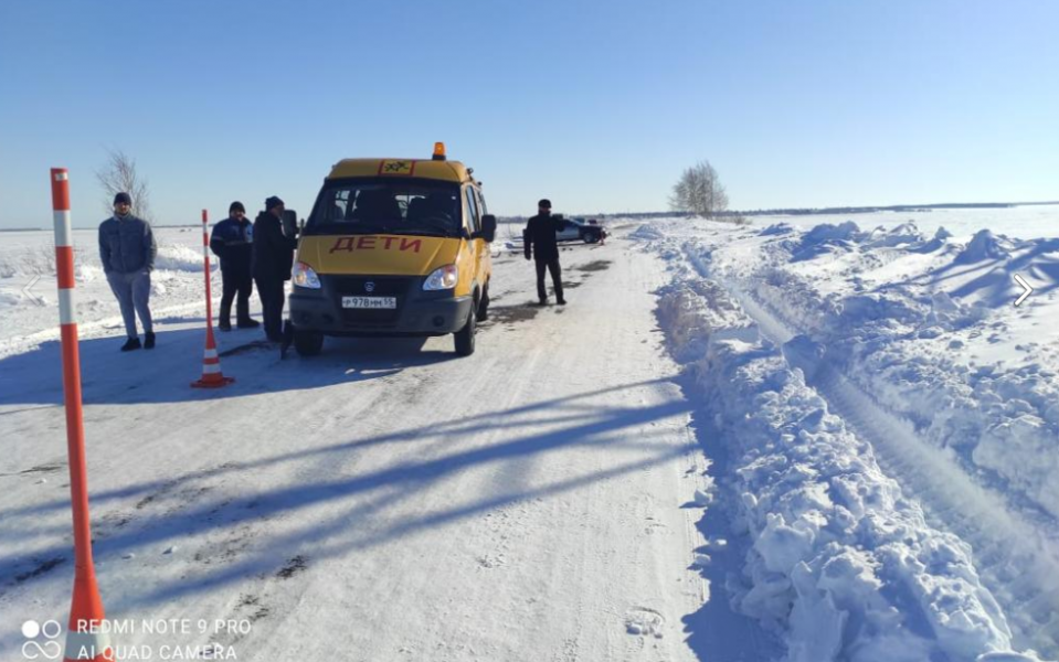 В Омской области молодой водитель иномарки столкнулся на трассе со школьным автобусом