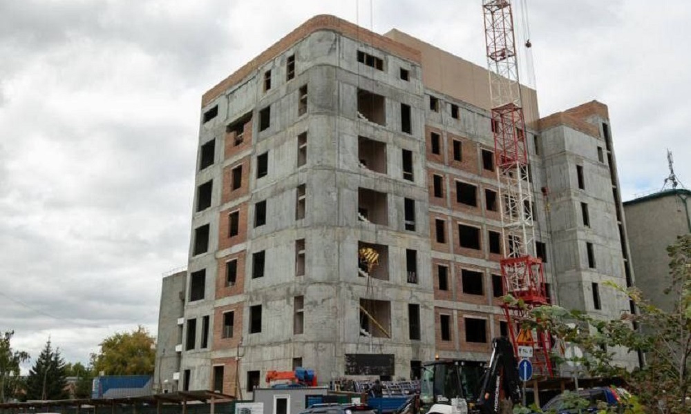 Строительство нового медико-хирургического центра в Омске идёт по графику, отметил Виталий Хоценко