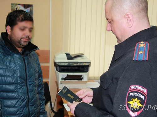 В Омске на ярмарке товаров из Индии задержали 10 человек