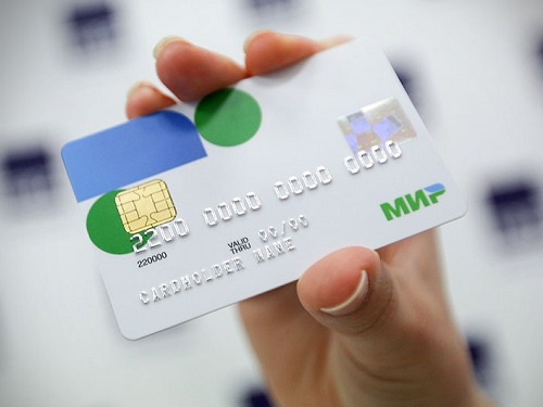 Перечислять детские пособия омичам будут только на карту "МИР"