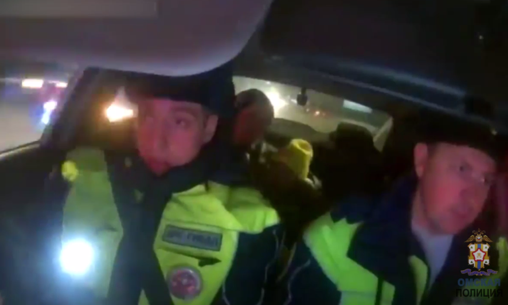 В Омске сотрудники ДПС помогли 4-летней девочке, у которой открылось сильное кровотечение