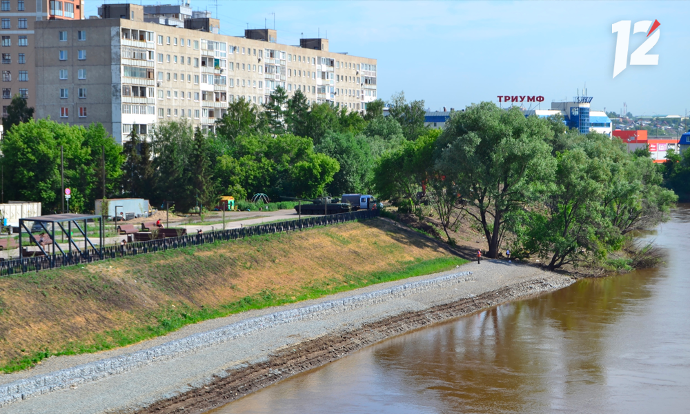 Танк, установленный на омской набережной, развернули в третий раз 