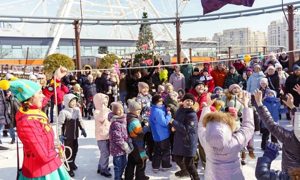 В парке развлечений «Вокруг света» омичи ярко отметили Масленицу