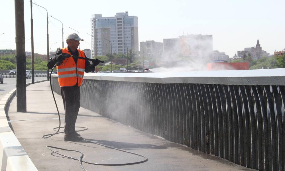В Омске отмыли и покрасили Фрунзенский мост 