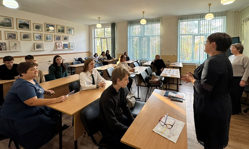 Комплексные центры минтруда провели дни открытых дверей для омских школьников