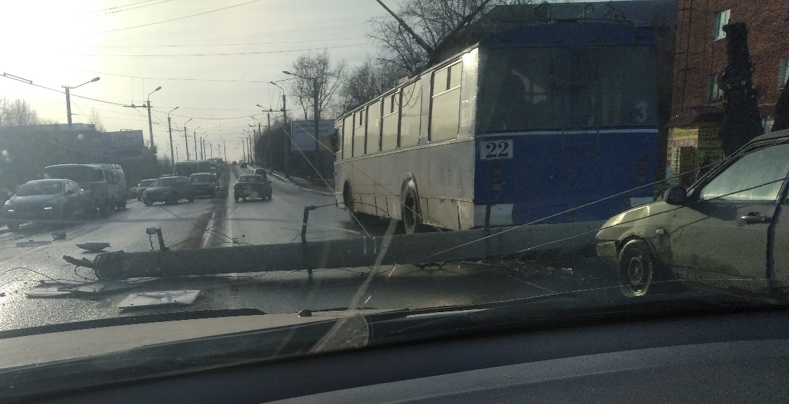 В Омске на дорогу рухнул столб