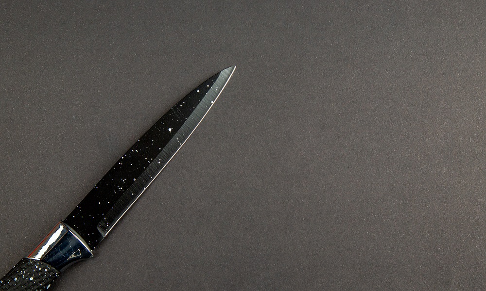 В Омске 25-летний мужчина несколько раз ударил ножом соседа по общежитию