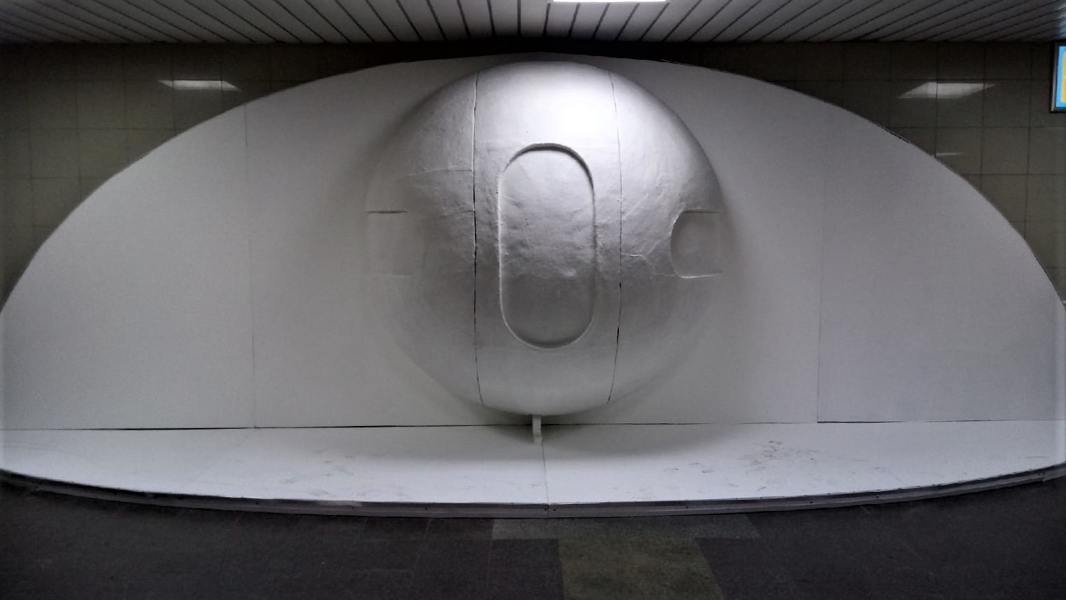 В омской "подземке" установили двухметровую копию шара Бухгольца. И это только начало