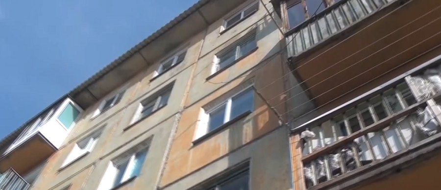 Омская полиция разыскивает спускавшуюся с ребёнком по простыням омичку