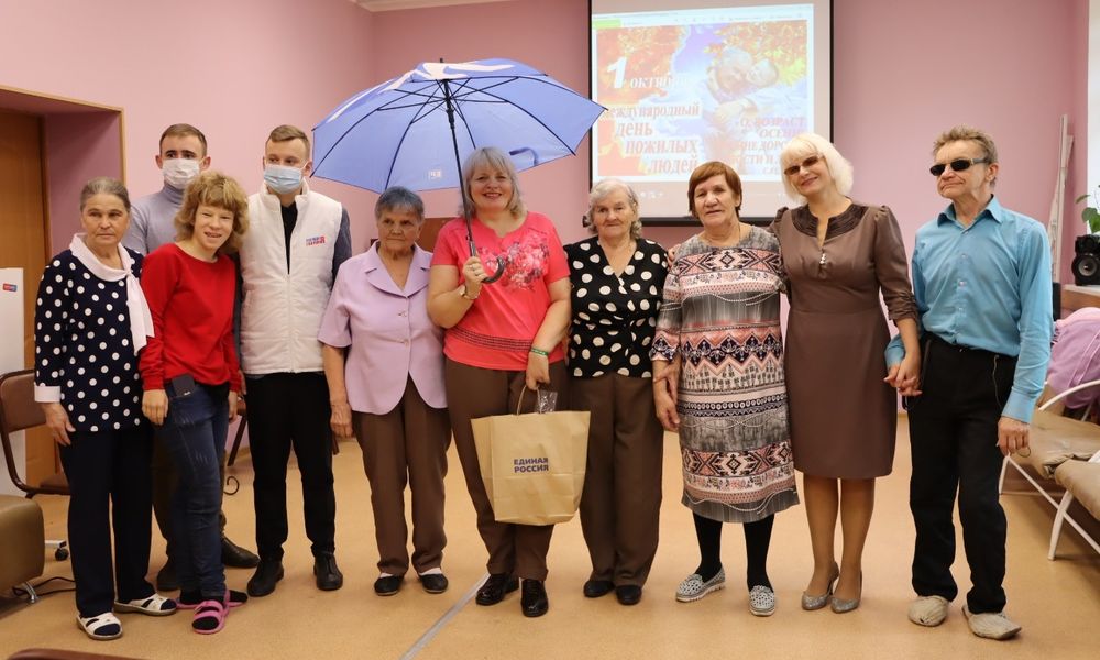 Единороссы поздравляют с Днем пожилого человека омичей