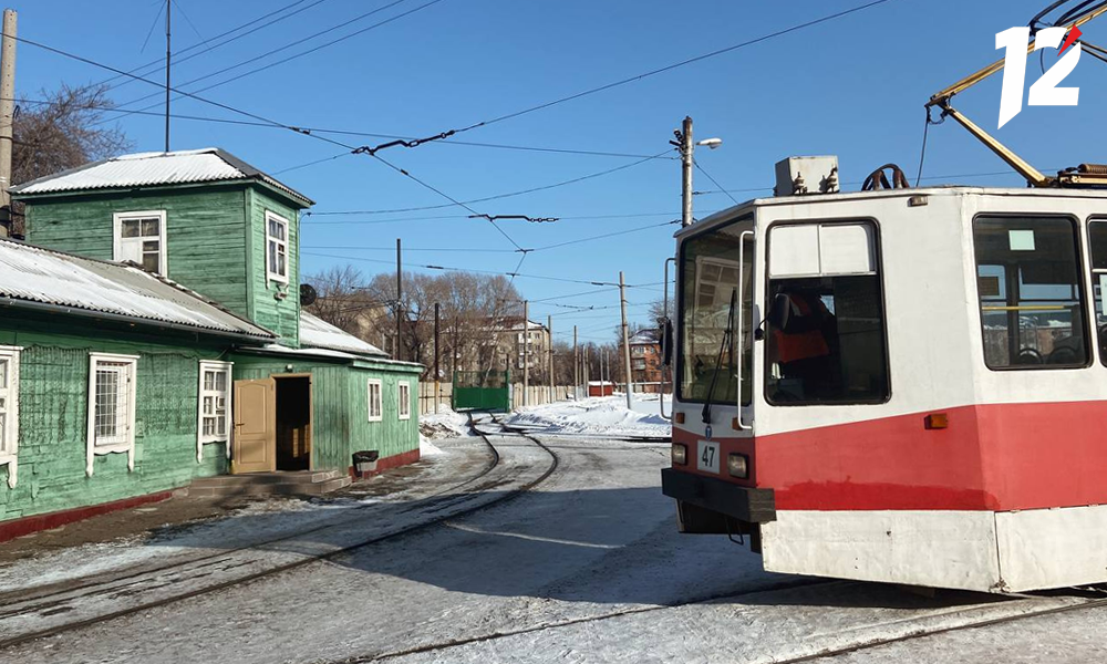 В Омске очищают от снега пешеходные переходы через трамвайные пути 
