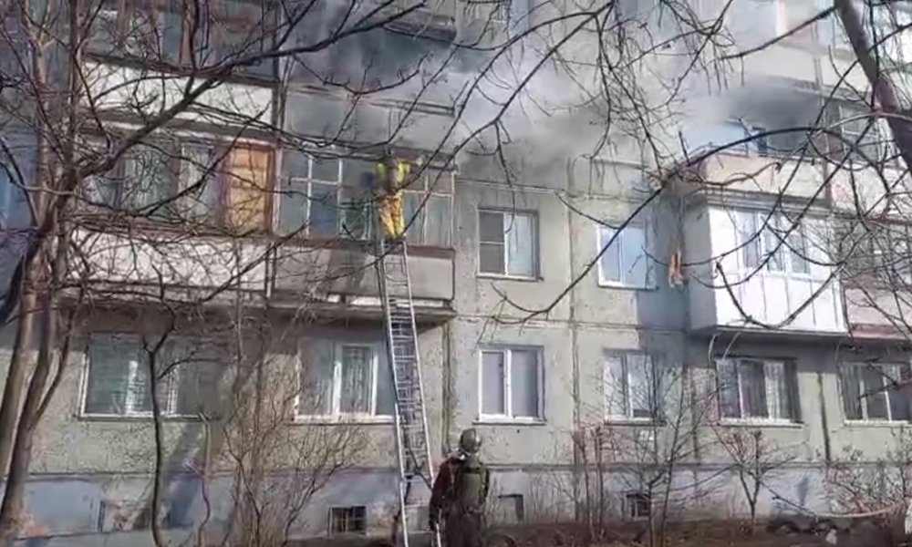 В Омске загорелась квартира в пятиэтажном доме