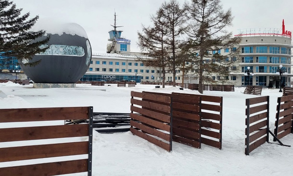 В Омске на площади Бухгольца монтируют ледовый каток