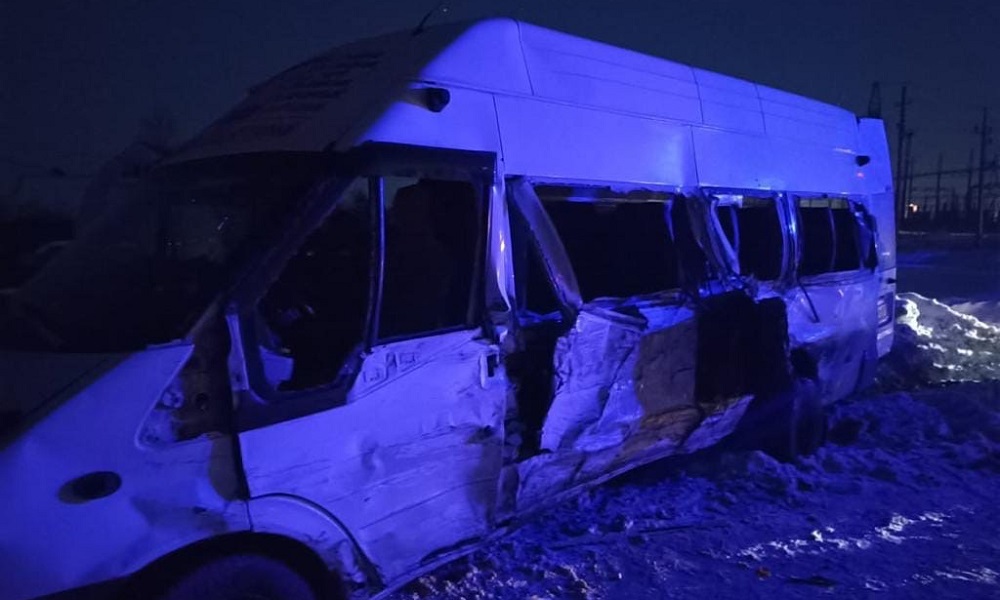 Грузовик врезался в маршрутку с пассажирами: омская прокуратура взяла на контроль ход расследования