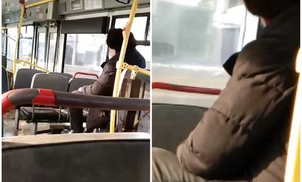 Омский кондуктор, который закурил в салоне автобуса, уволился по собственному желанию