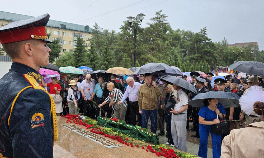 Омичи возложили цветы к монументу «Слава Героям»