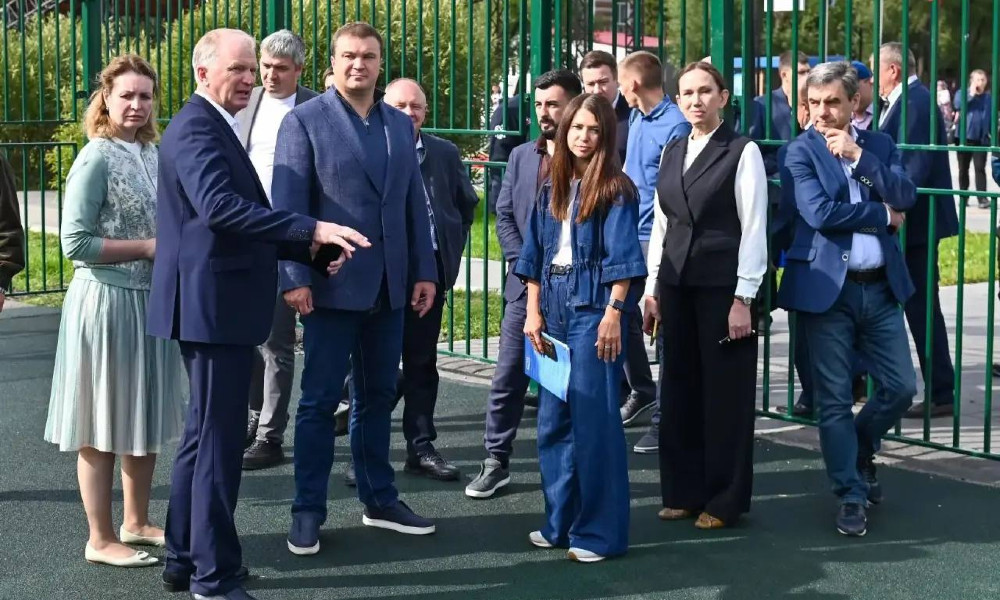 Виталий Хоценко посетил новый парк «Сибирский посад» в Называевске