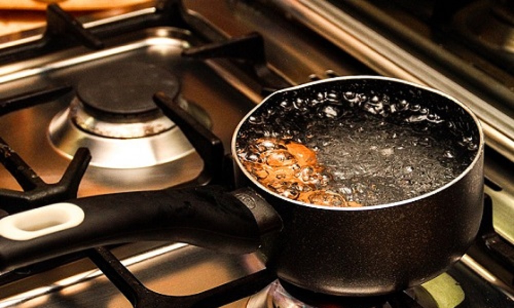 В Омской области мужчина облил друга кипятком из термопота