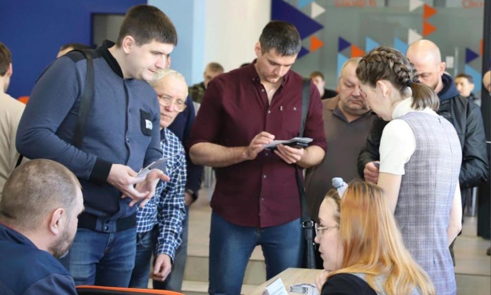 Шестую ярмарку вакансий для предприятий оборонно-промышленного комплекса посетили больше 100 омичей 