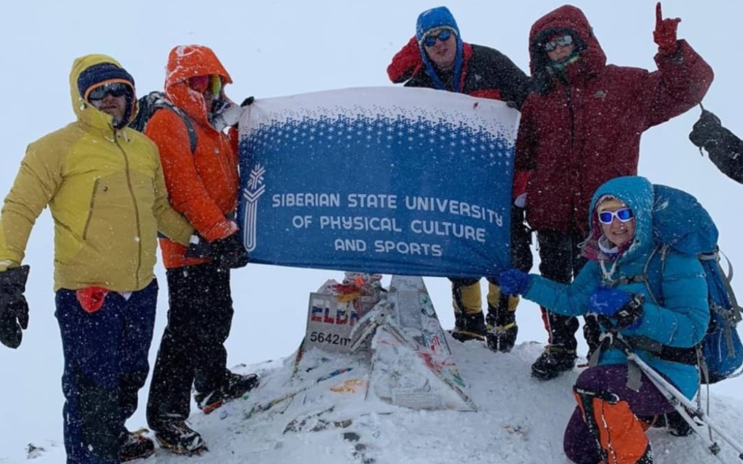 Омские альпинисты покорили главную вершину России - Эльбрус
