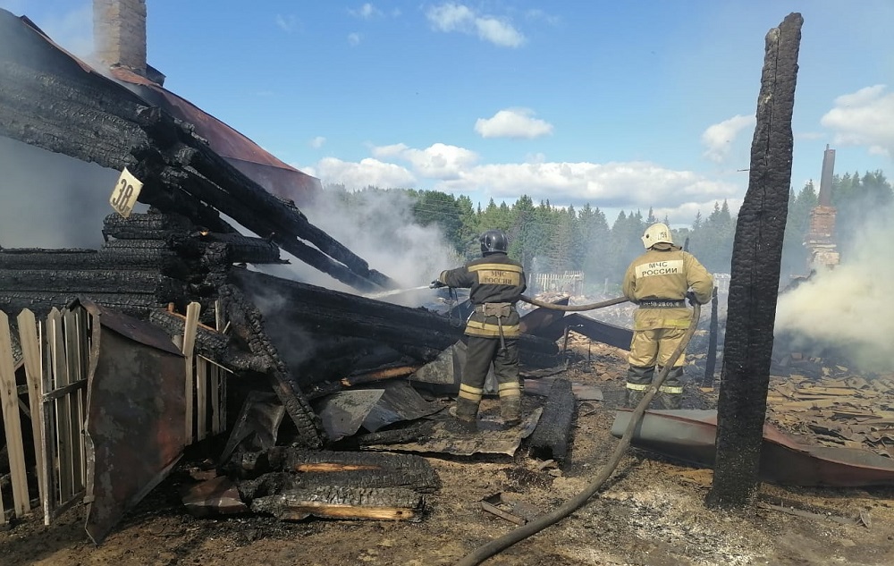 Сгорели три частных дома, сараи, баня и автомобиль: страшный пожар в Таре тушили 12 часов