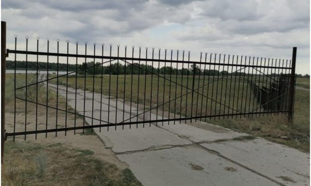 В Омской области суд обязал бывшего арендатора участка убрать забор, который мешал пасти скот 