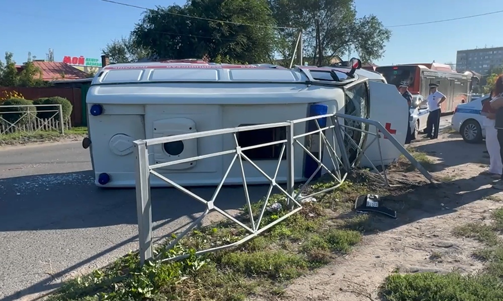 В Омске перевернулся автомобиль скорой помощи