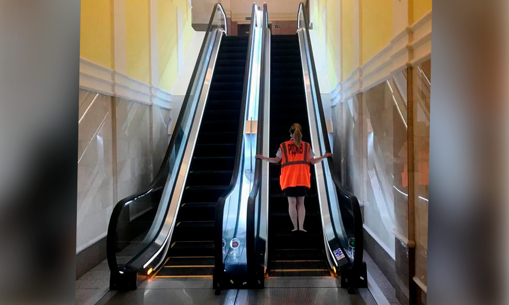 На омском железнодорожном вокзале установили 4 эскалатора со светодиодной подсветкой