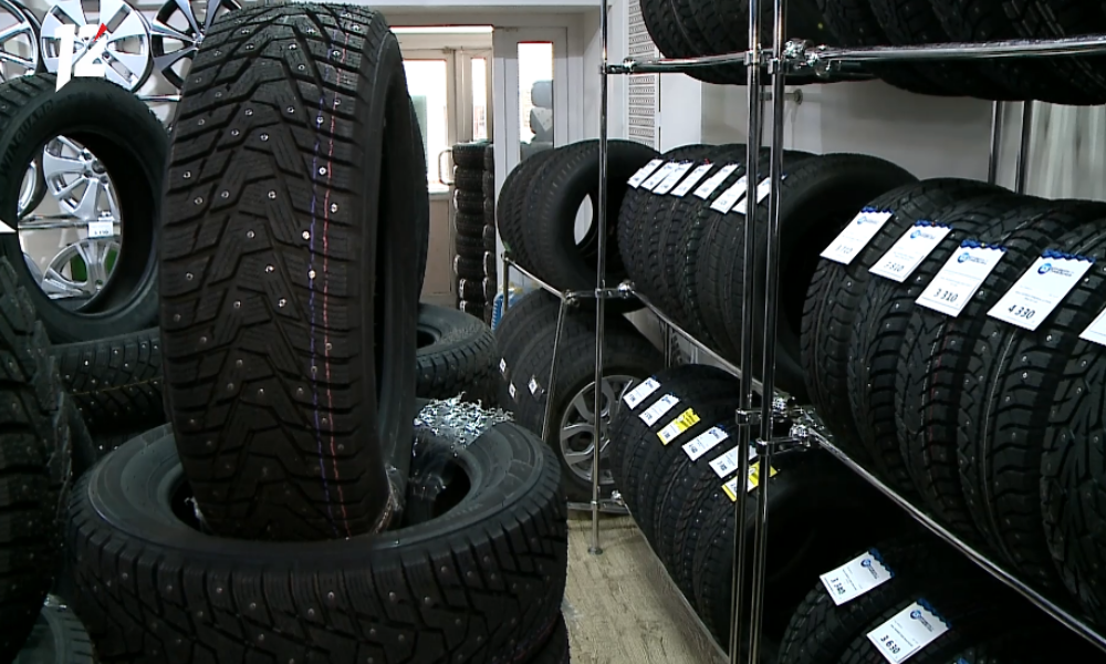 Омичей попросили вовремя сменить летнюю резину на зимнюю 