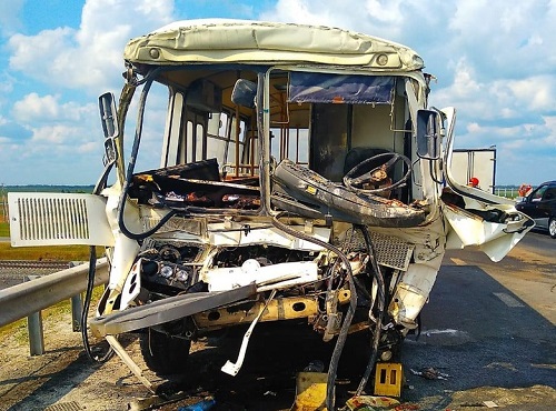 Под Омском автобус столкнулся с фурой
