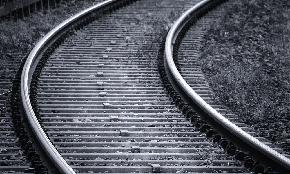 В Омской области грузовой поезд задавил 26-летнего мужчину 