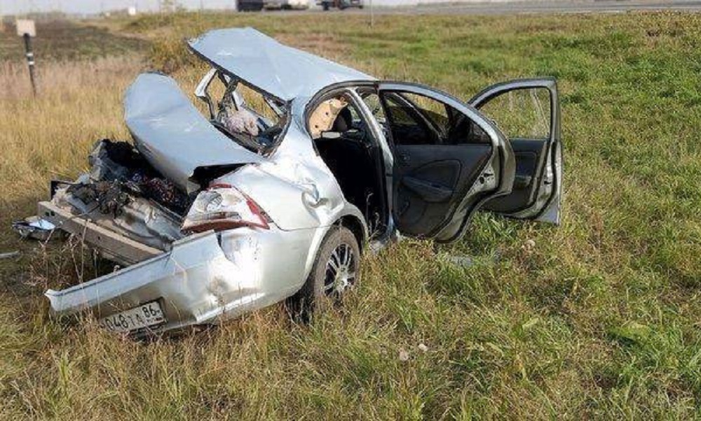 На трассе Тюмень — Омск фура столкнулась с легковушкой