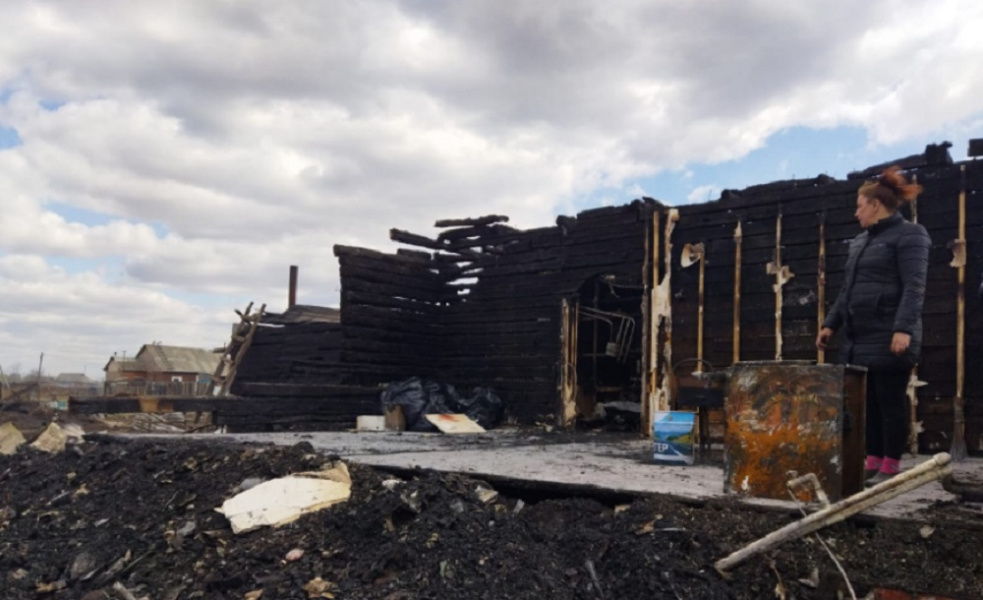 Кадры с места трагедии: в Называевске собирают скот, выживший после масштабного пожара, люди возвращаются к домам [ФОТО]