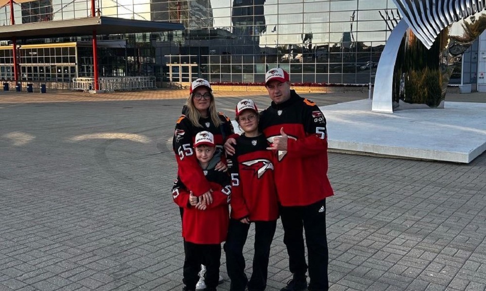 Семья Савиных, приехавшая в Омск по приглашению Виталия Хоценко, пополнила ряды болельщиков «Авангарда» 