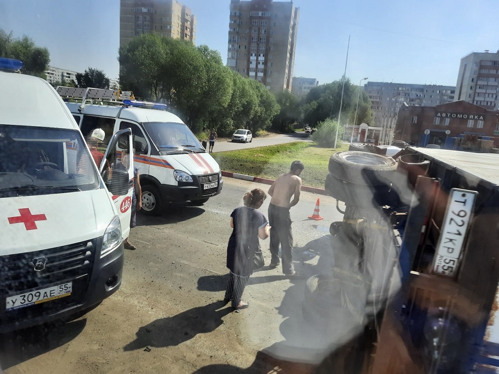 Появилось видео с моментом опрокидывания грузовика на Новой Московке
