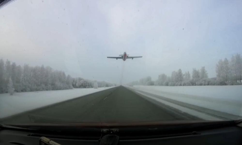 Омская транспортная прокуратура проверит, что за самолёт заметили на низкой высоте над дорогой