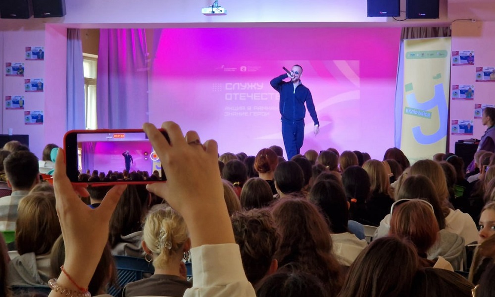 Перед омскими школьниками выступил рэп-исполнитель из Австрии Никола Марич