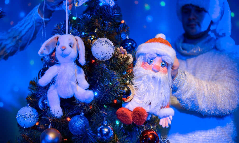 Дед Мороз стал ребёнком? В новогодней премьере омского «Арлекина» — да