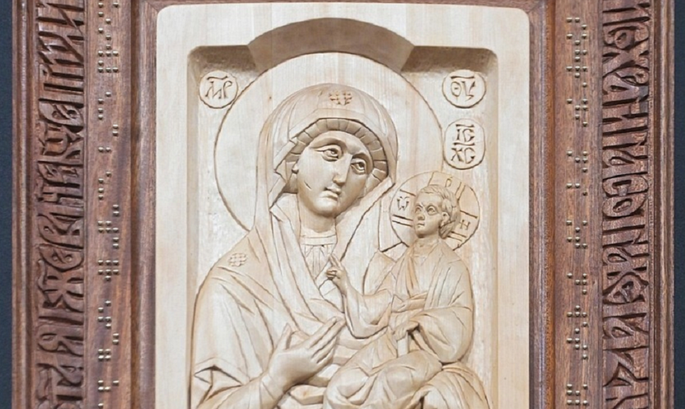 Специально для незрячих: омские художники представили инклюзивную икону божьей матери «Иверская»