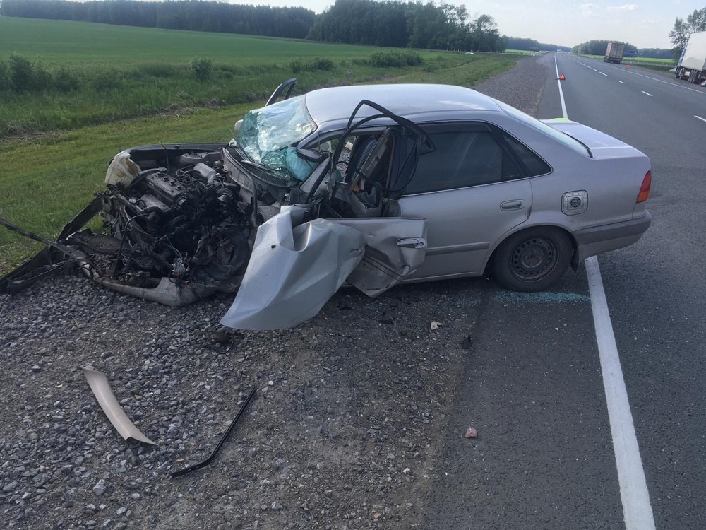 Водитель "Тойоты" влетел в грузовик на трассе Челябинск – Новосибирск