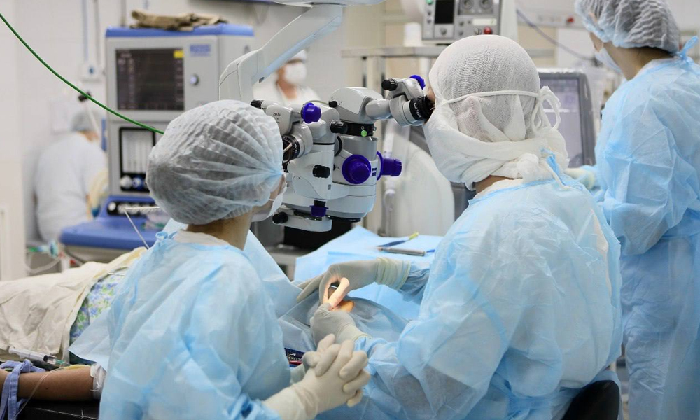 Омские медики спасли пациента от потери зрения