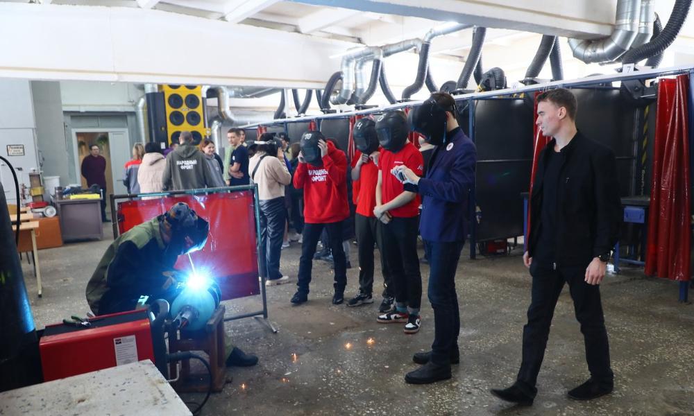Для трудных подростков устроили экскурсию в Омский монтажный техникум, где изготавливают печи для СВО 