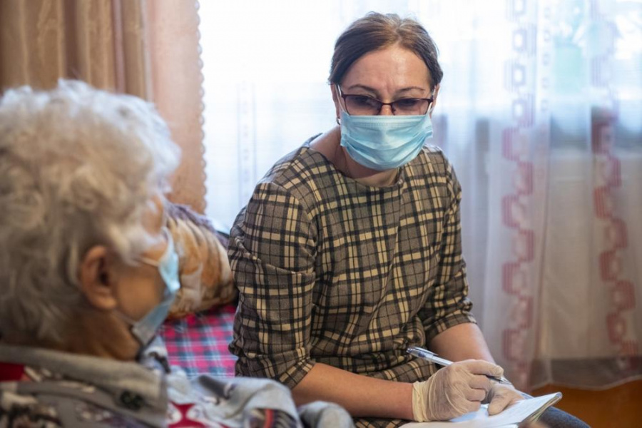 Омских соцработников обучают работе с пожилыми и инвалидами