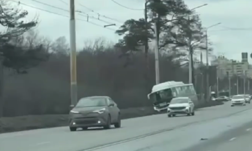 В Омске на Красном Пути автобус снова застрял в ливнёвке 